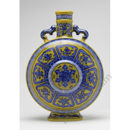  1222   A Qian-long Period Yellow-Ground Moon Flask 